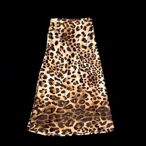 Leopard print maxi skirt. Lightly used. Size Small (2/4)